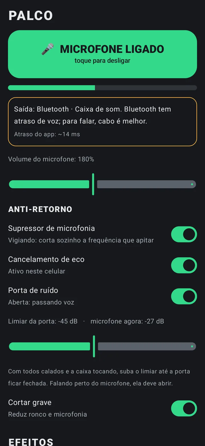 Palco tocando numa caixa Bluetooth, com o aviso de que o Bluetooth atrasa a voz e o cabo é melhor para falar.